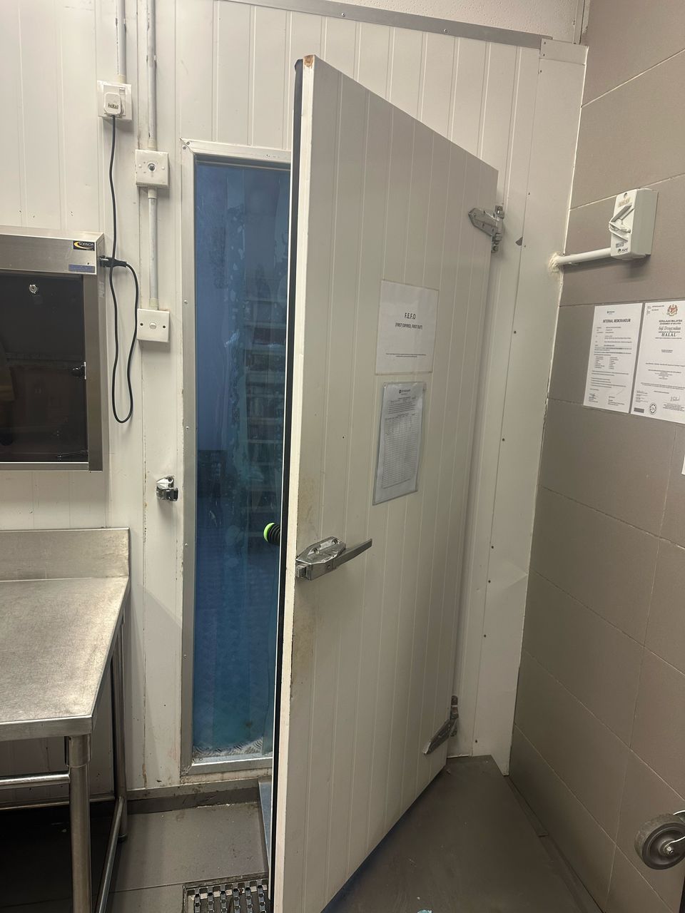 Cold room door with FEFO inventory notice